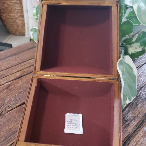 Vintage Floral Embossed Handbag Box - Picture 11 of 12